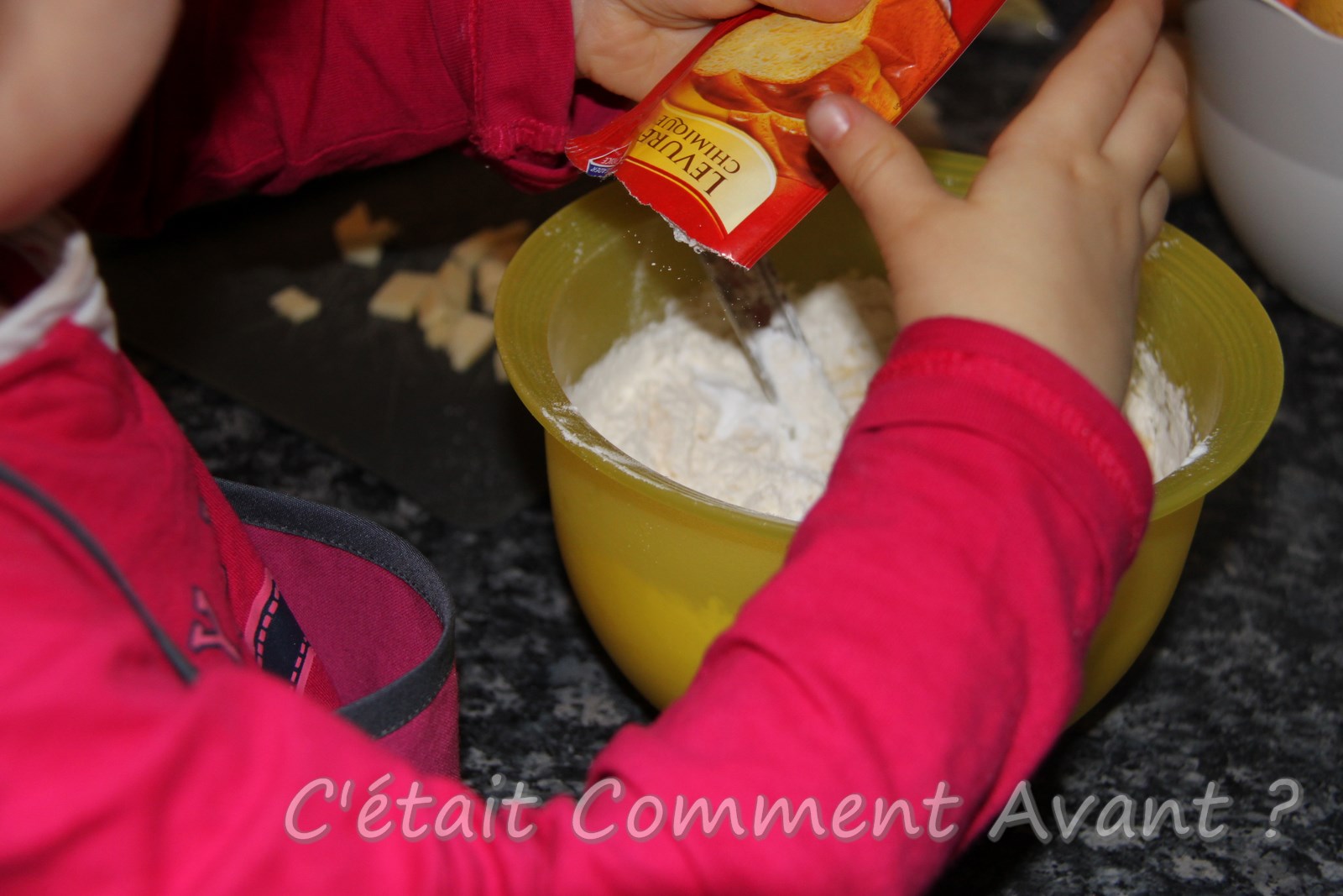 Aider sa maman à cuisiner