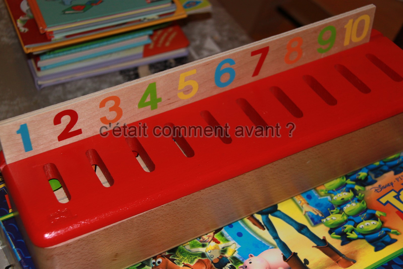 un jeu de tri montessori qui ne la passionne pas du tout, a part demonter la boite ;-)
