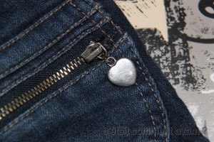 Un coeur sur la fermeture du jean