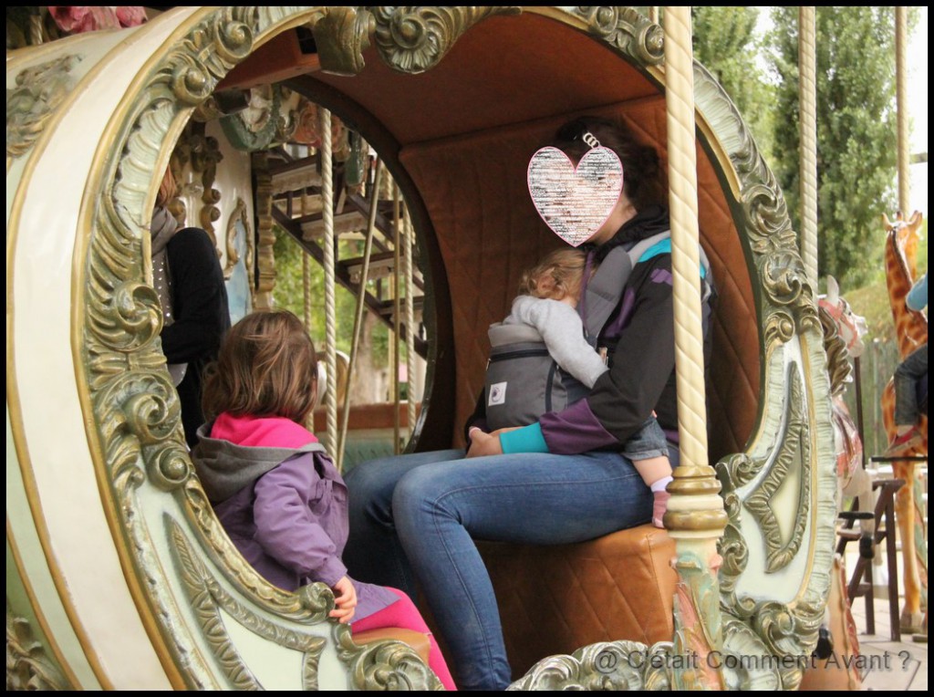 Avec maman (qui avait envie de vomir dans ce truc!!) et avec sa petite soeur qui dormait dans l'ergo !