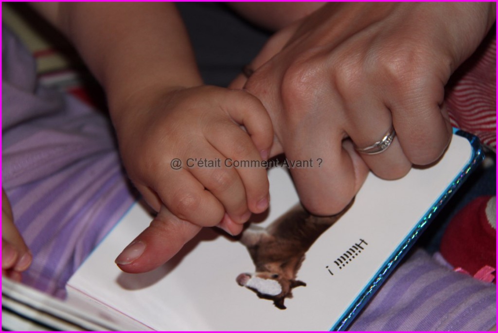 Attraper le doigt de maman pour lui faire toucher les animaux <3