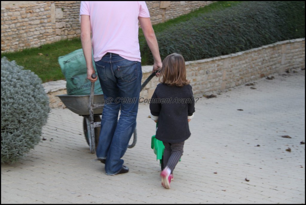 Aider papa et papy avec sa brouette 