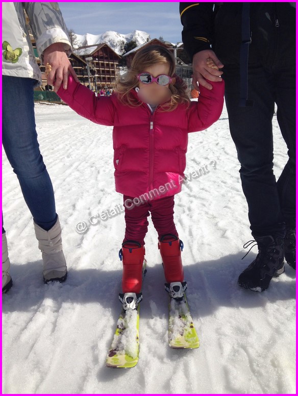 S'essayer sur les skis de sa soeur