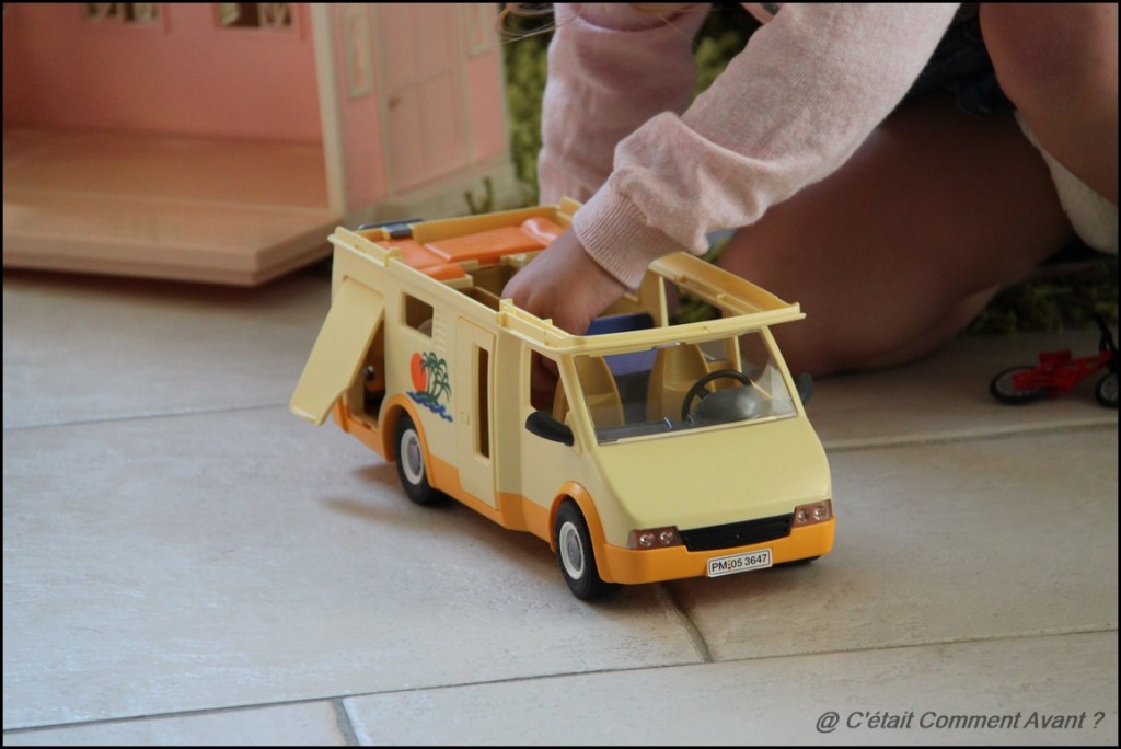 Jouer avec le camping car playmobil