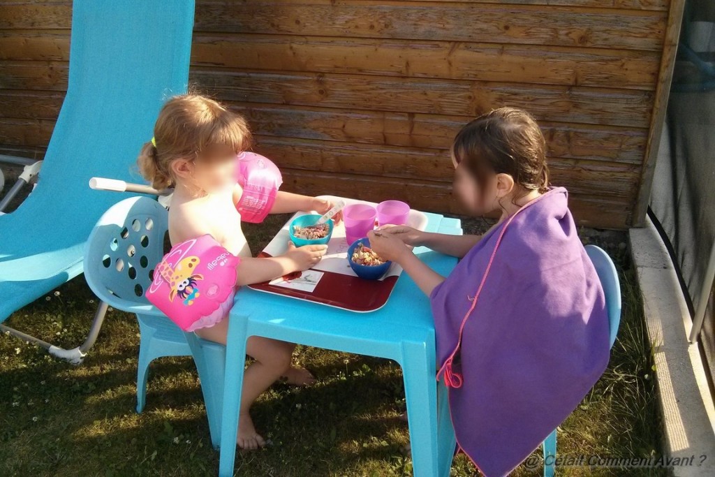 Diner après un bon bain dans la piscine