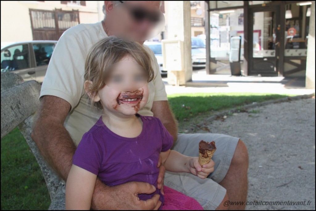 Adorer la glace au chocolat (que moi je déteste...et dont papy a un peu peur :) mamy s'étant déjà éloigné avec son short blanc!)