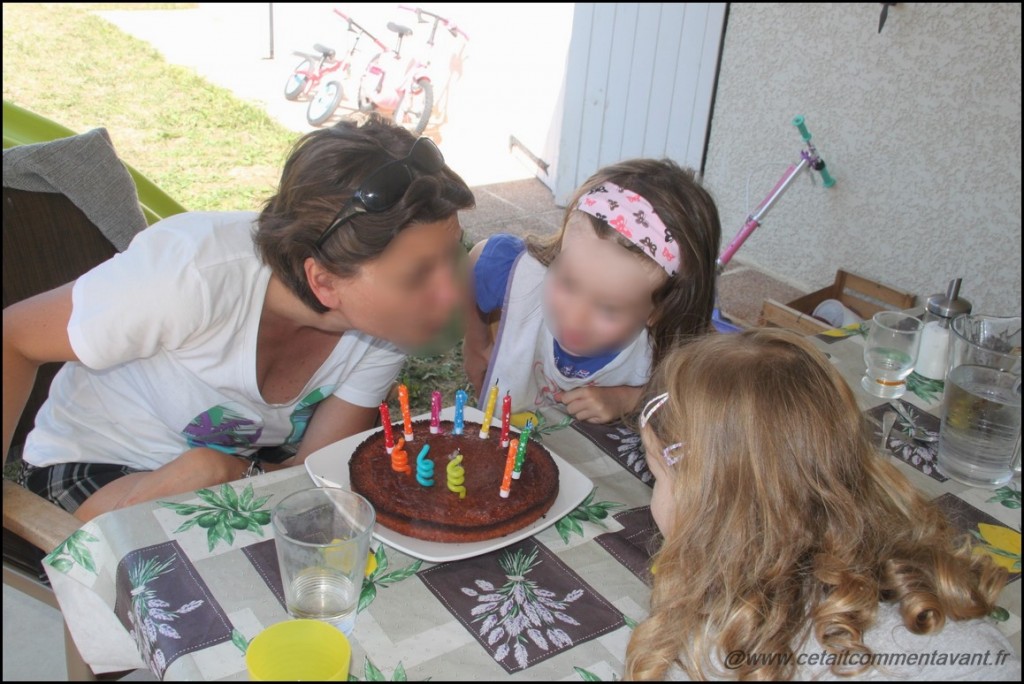 Souffler les bougies avec tata pour son anniversaire (pendant que maman est au travail :( )