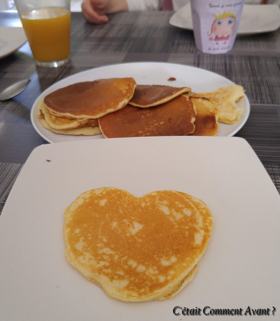 Le jus d'orange frais et les pancakes du dimanche matin