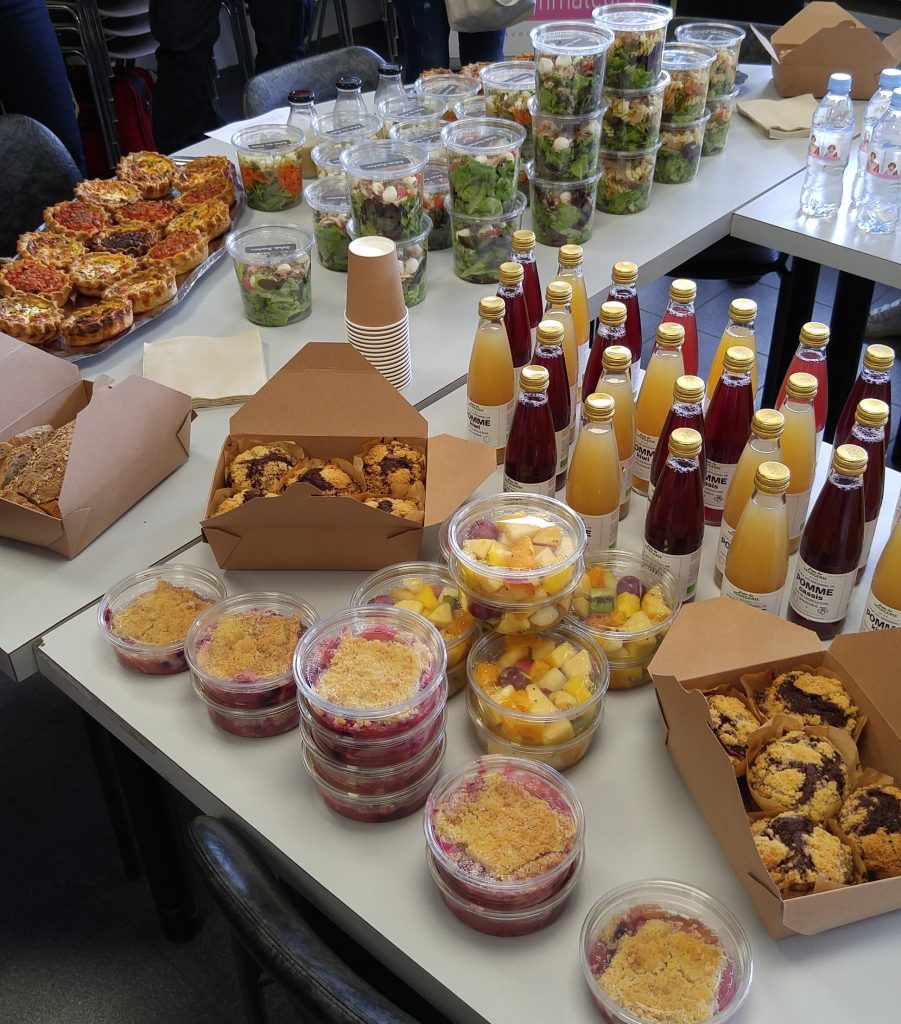 déjeuner de très bonne chose. Les muffins étaient juste une tuerie intersidérale, et "Le moulin à salades" va certainement me voir débarquer pour en acheter !!