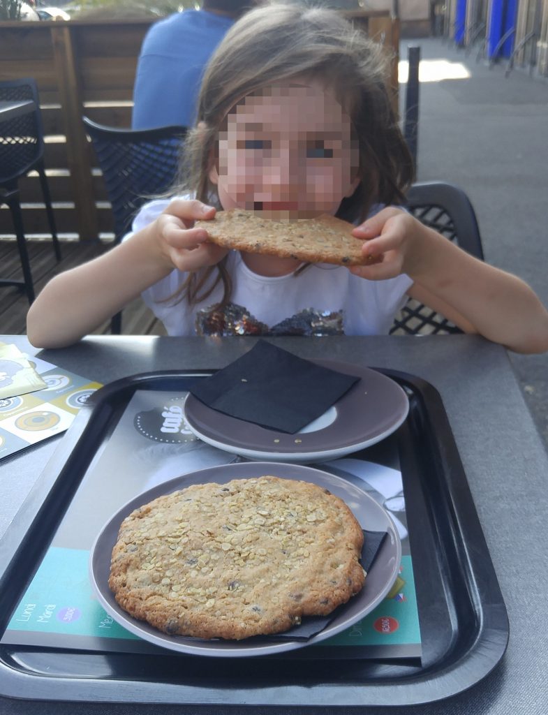 Goûter un cookie géant après le cinéma !