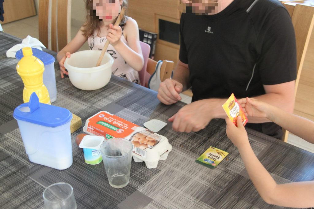 Préparer un gâteau avec papa