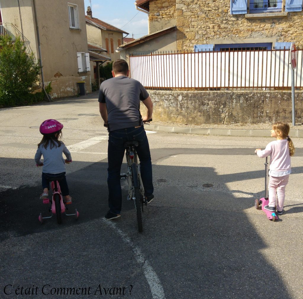 Deux à vélos, 1 à trottinette (et 1 à pied!)