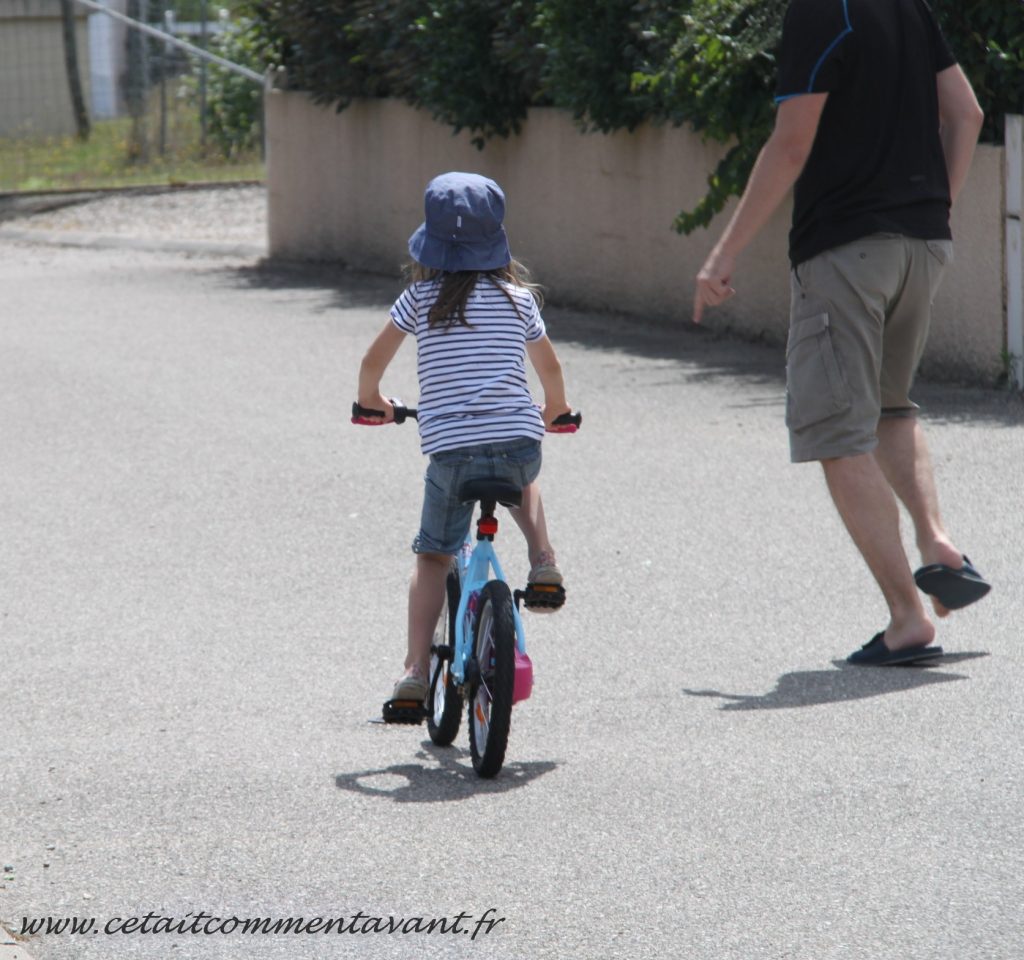 Pédaler sans roulettes sur son nouveau vélo