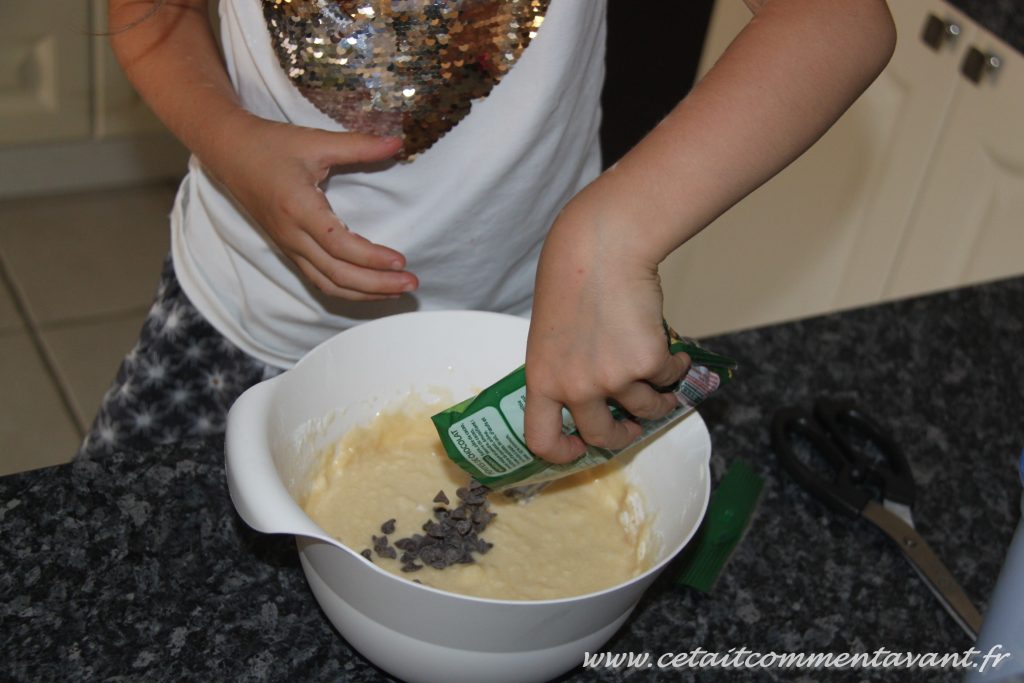 La préparation des muffins aux pépites de chocolat 