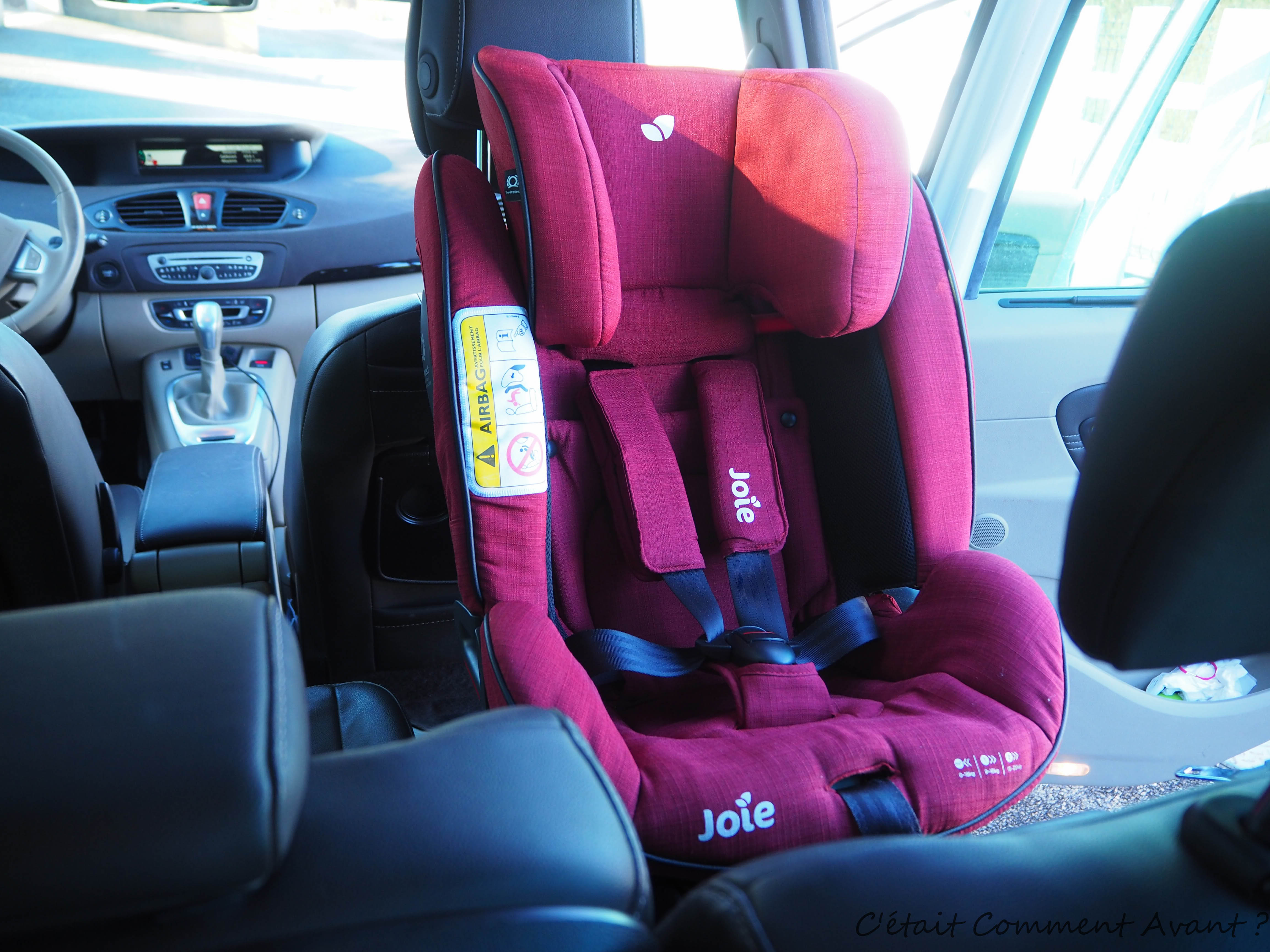 Comment attacher et serrer les ceintures dans un siège auto